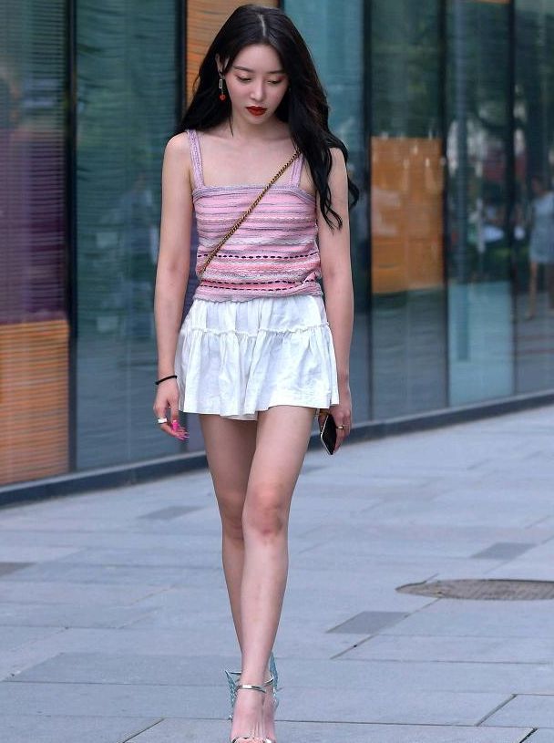 街拍:美女身穿吊带长裙,素雅的色调清新温婉,尽显优雅靓丽美