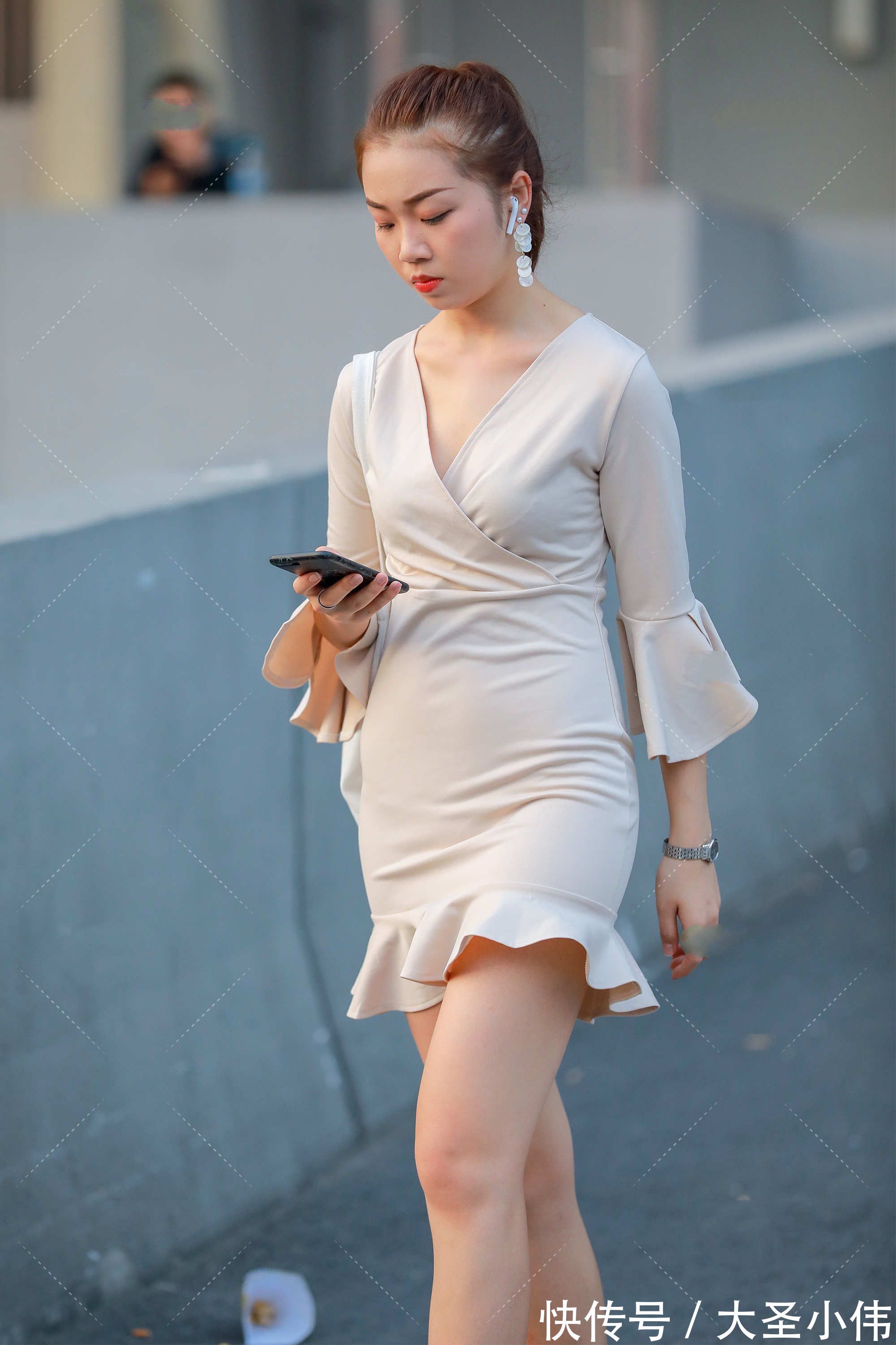 穿搭|美女街拍:小姐姐穿米色连衣裙,清新又不失稳重的轻熟气质,哪一款更适合你