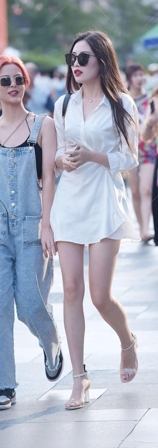 路人感|白色衬衫连衣裙搭配透明高跟鞋, 清新养眼, 秒变清纯美女