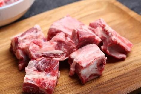 买排骨，选肉多的还是肉少的？老屠夫：不重要，看准3点就够了