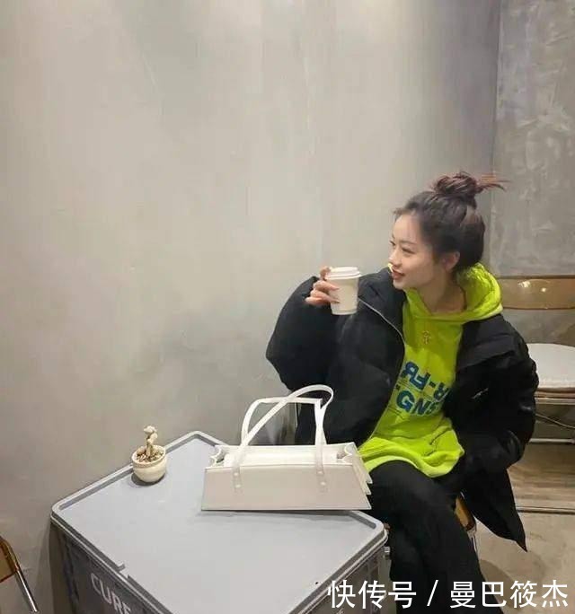 2021最流行这样穿,卫衣+阔腿裤,搭什么鞋子都好看