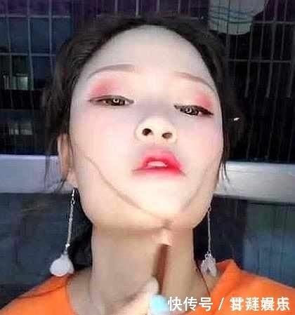 女孩徒手打造一个“瓜子脸”,当她一低头,网友:堪比整容!