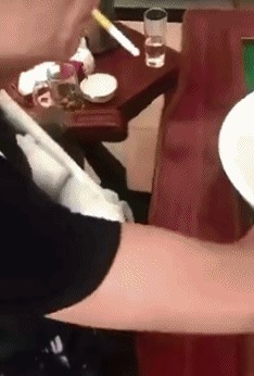 |搞笑GIF:姑娘长点心吧 对面住的可都是单身汉啊