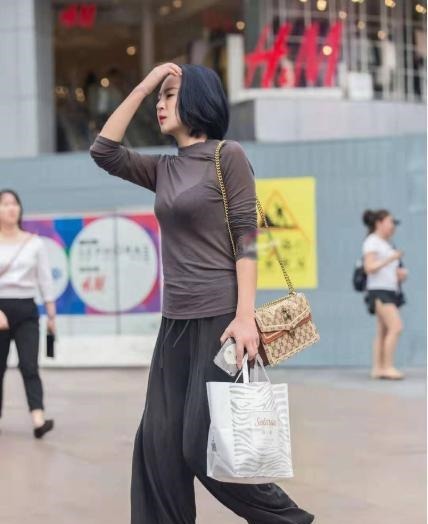 薄纱 浅褐色薄纱T恤搭配黑色阔腿裤,休闲传统,温婉大方!