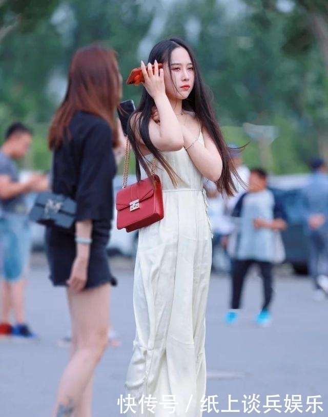 漂亮时髦的长裙,随风飘扬,亮丽