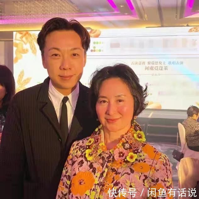 繁杂 59岁何超琼气质真好，穿那么花的大衣真接地气，配短发像邻家大妈