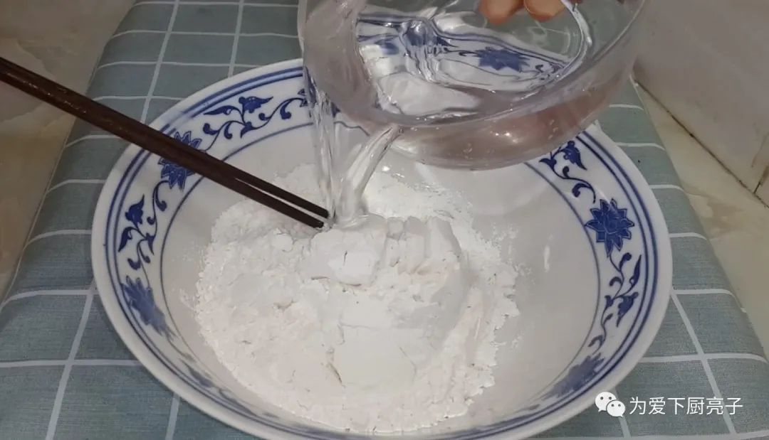 自制糯米凉糕做法，冰箱里一放，好吃又营养，孩子第一次吃就爱上