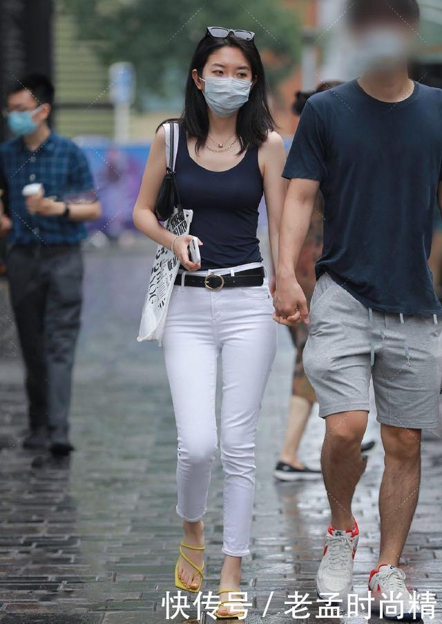 衣服|街拍:身材好才能任性穿,白色修身裤减龄大方,用心搭让造型美出新感觉