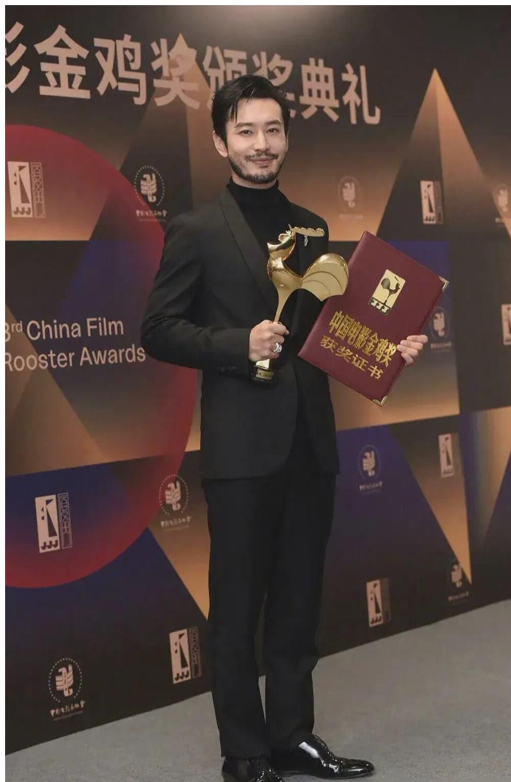 空缺也不该乱发奖，太贬低“金鸡奖”分量了，黄晓明你凭什么？