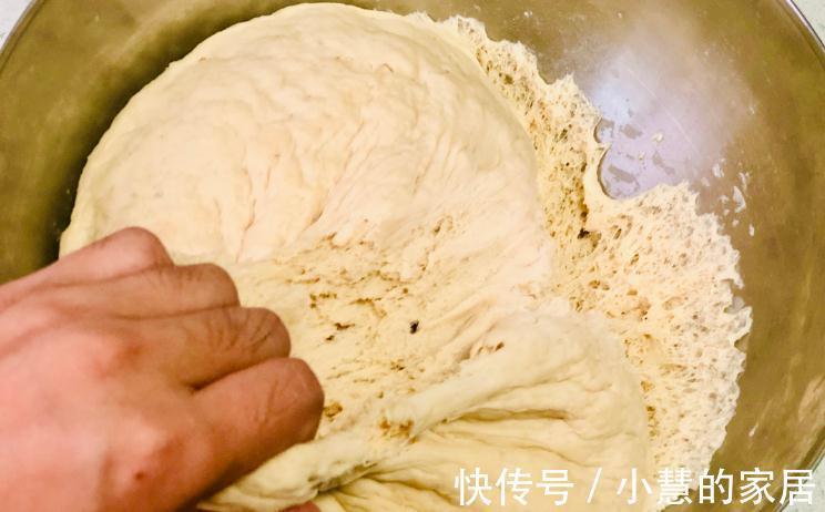 天冷了发面难?记住“一放两技巧”,30分钟发好,馒头饱满又暄软