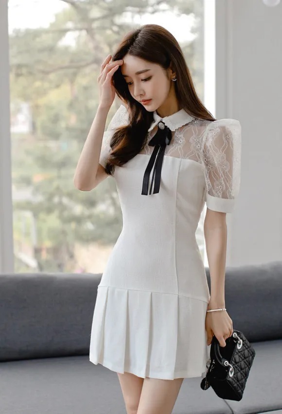 孙允珠，梦白秀丽端庄黑玫束领蕾丝裙