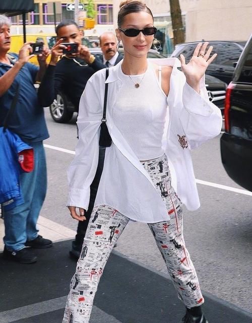 阔腿裤失宠了，如今全网火爆的是“报纸裤”，走到角落都是焦点！