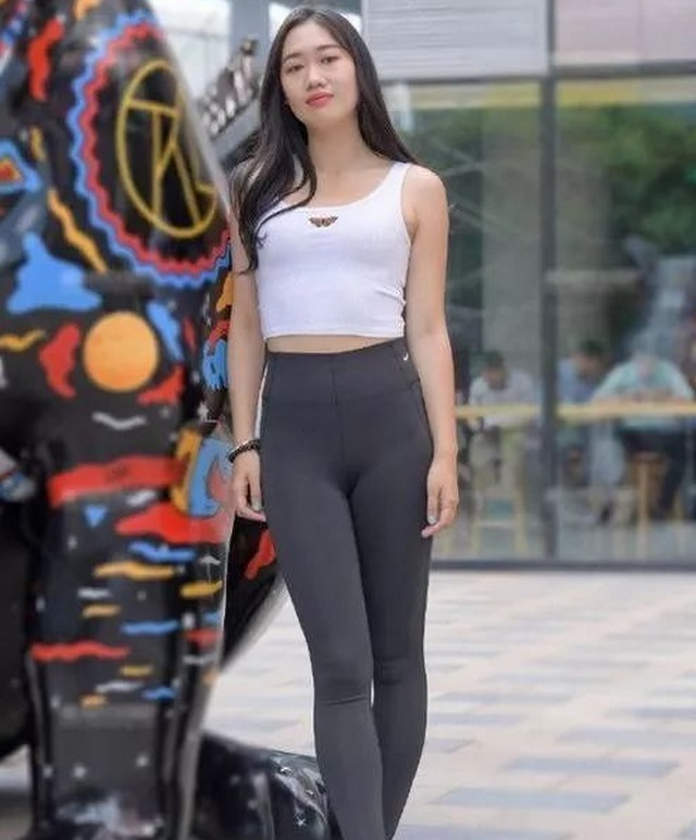紧身裤 爱运动的小姐姐，一条紧身裤让她亮点十足