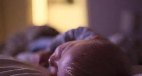 打骂|孩子晚上到点不睡觉,打一顿就好了?“无能”的父母才只会打骂!