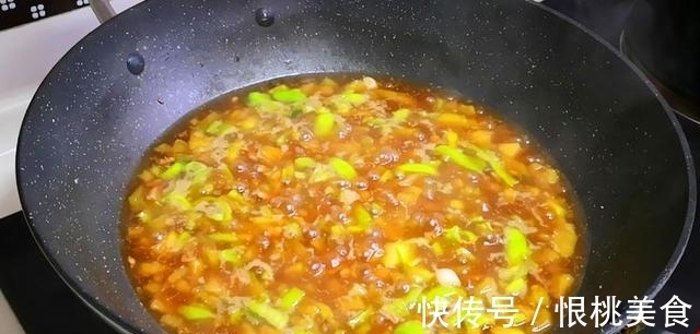 肉末|换个花样吃面条，茄子尖椒加肉末，做法简单适合忙碌的上班族