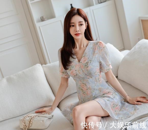 搭配@女神孙允珠高清时尚搭配青绿翡翠冰蓝蔷薇香庭雪纺裙!