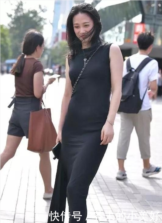 气质|街拍:穿长裙的风韵美女,清新淡雅,气质逼人!