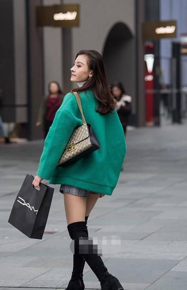 街拍：小姐姐这身搭配看起来时尚又减龄，很显气质