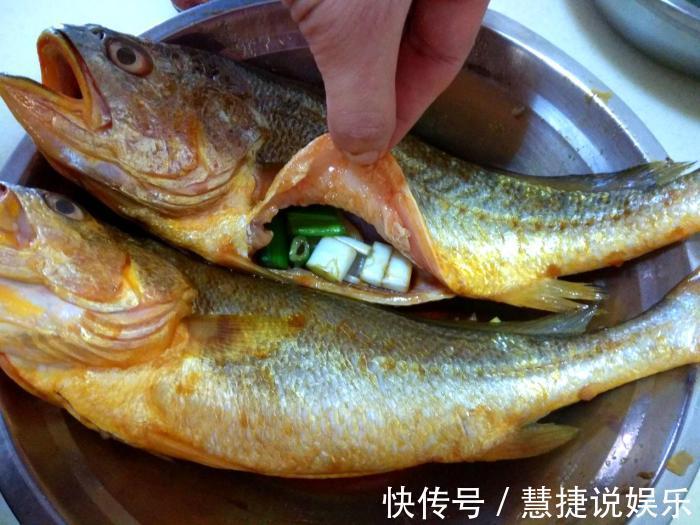 炒菜时先放盐还是后放盐好 记住大厨教的放盐顺序的口诀就行了
