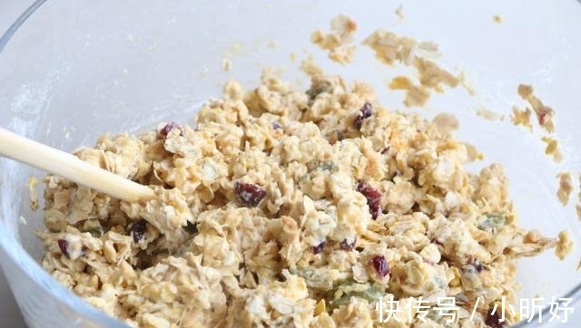 饼干|燕麦别总泡奶喝，打个鸡蛋低温烹饪，吃不怕又比包子馒头好吃