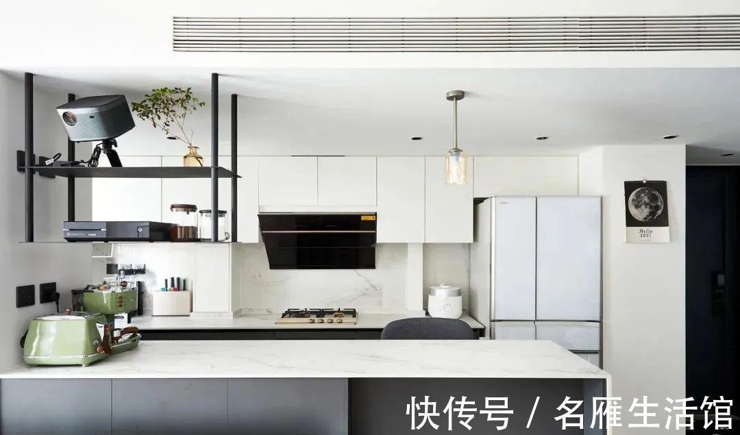 中岛台|要我说，厨房里加个岛台，一侧留空连着吧台，能收纳能用餐！实用