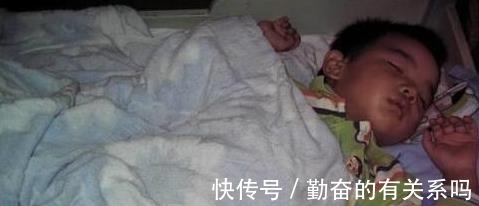 小黑|儿子单独睡2米大床，每天醒来说太挤，监控拍下一幕让男子哭了