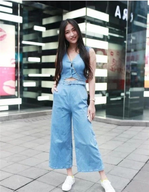 街拍:美女浅蓝色衬衣配紧身牛仔,长相清秀,温婉可人