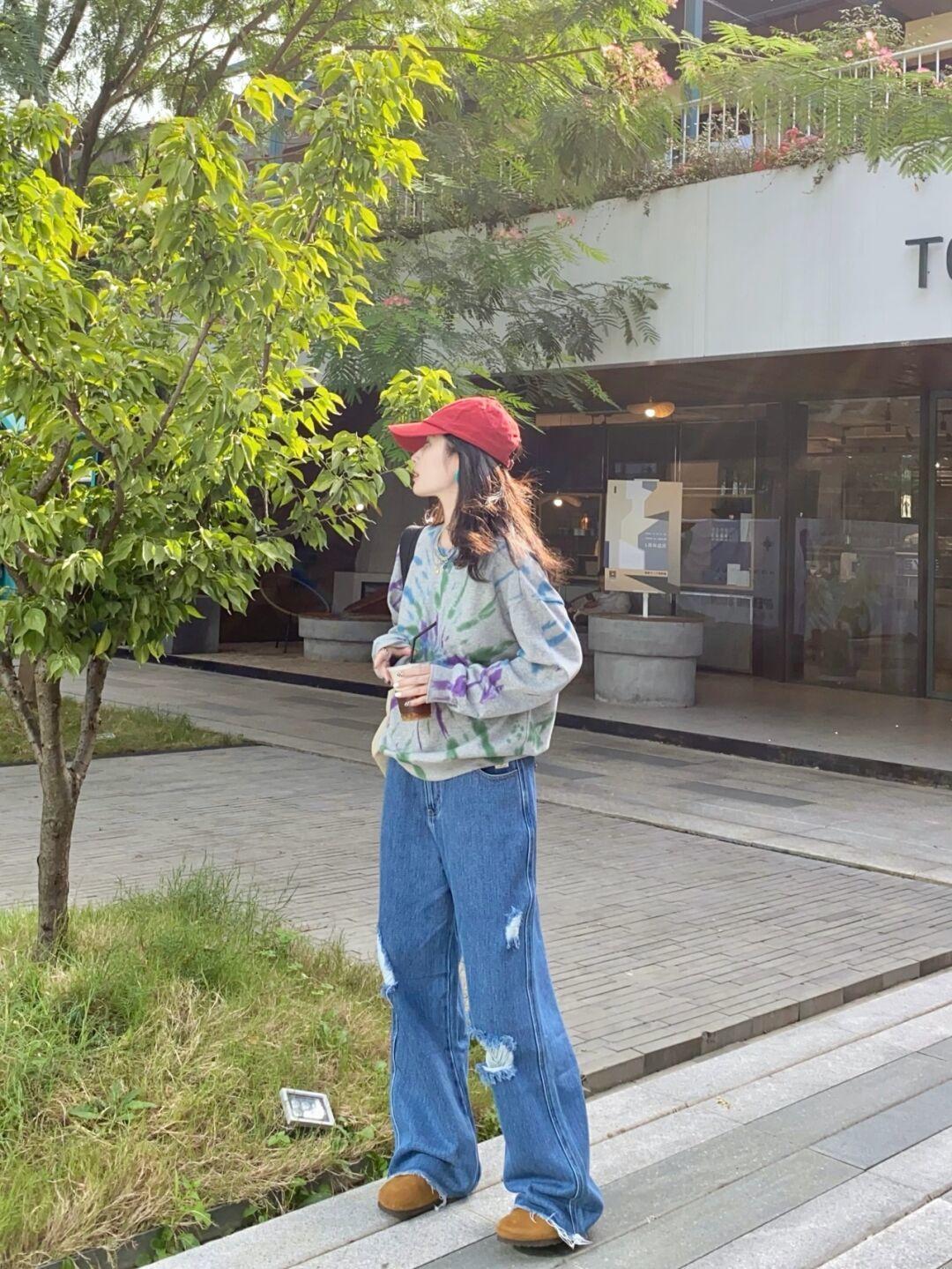 碎花裙 不费力穿搭指南,卫衣搭配牛仔阔腿裤简约洋气,少女感扑面而来