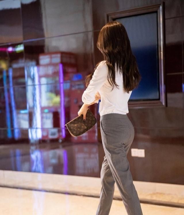 公司新来的美女销售,看这打扮确实有点道理