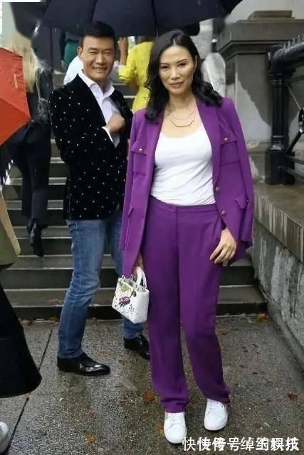 穿搭 邓文迪这次穿搭太成功,浅粉大衣内搭碎花裙,显白显瘦哪像52岁