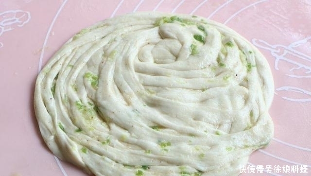 做法简单的烙饼,不用揉面不用发面,外酥里嫩热乎乎的才好吃