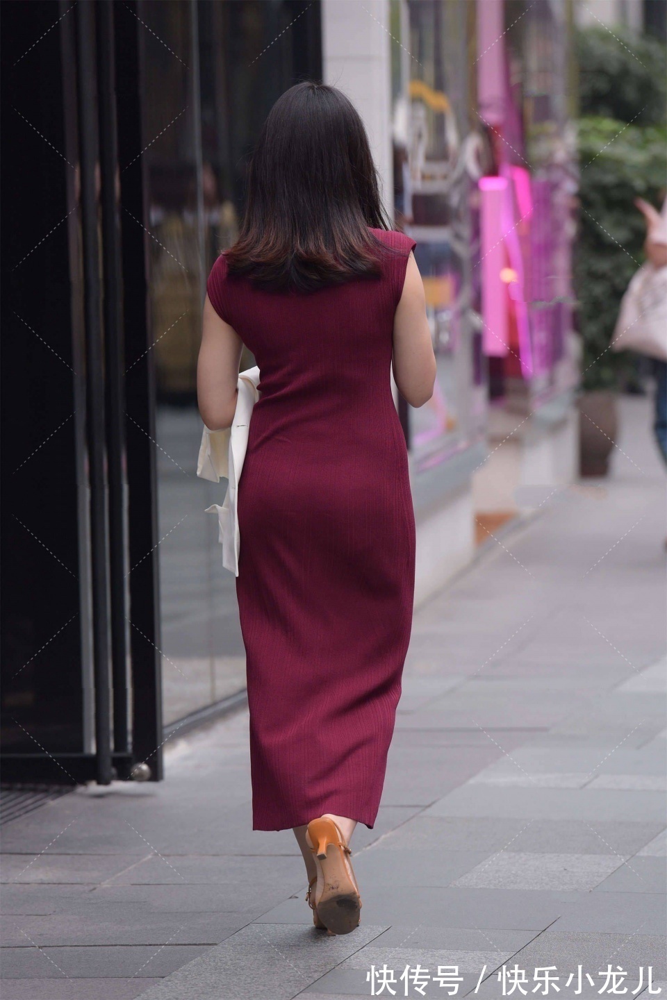 高跟鞋 暗红色的连衣裙,搭配精致的高跟鞋,小姐姐看上去很时尚