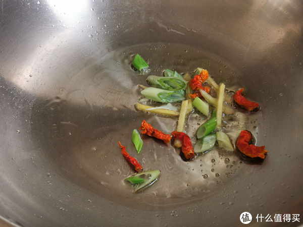 莲藕最好吃的做法之一,加些香菜炒一炒,酸辣爽口下酒下饭