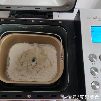 牛奶面包|早上不知道吃什么,一碗黑米牛奶面包全搞定