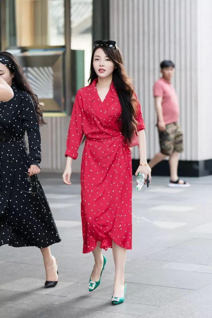 吊带 身穿黑色吊带的小姐姐,外搭一件白色的开衫,尽显气质美