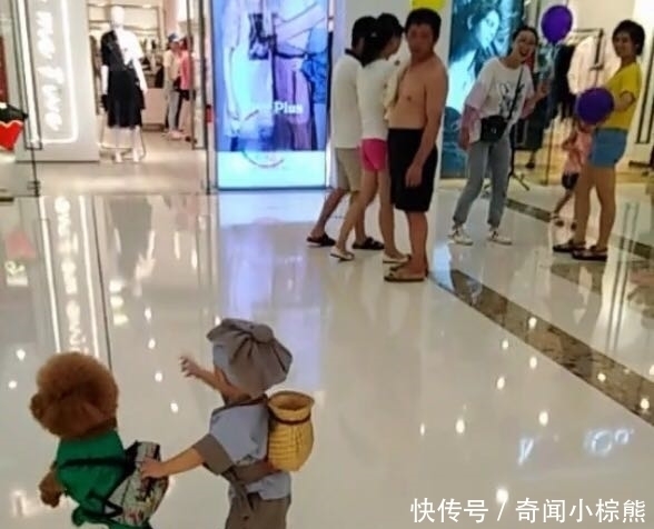 宝宝|宝妈带两个“宝宝”逛街,众人围观,走近细看后,乐得哈哈笑