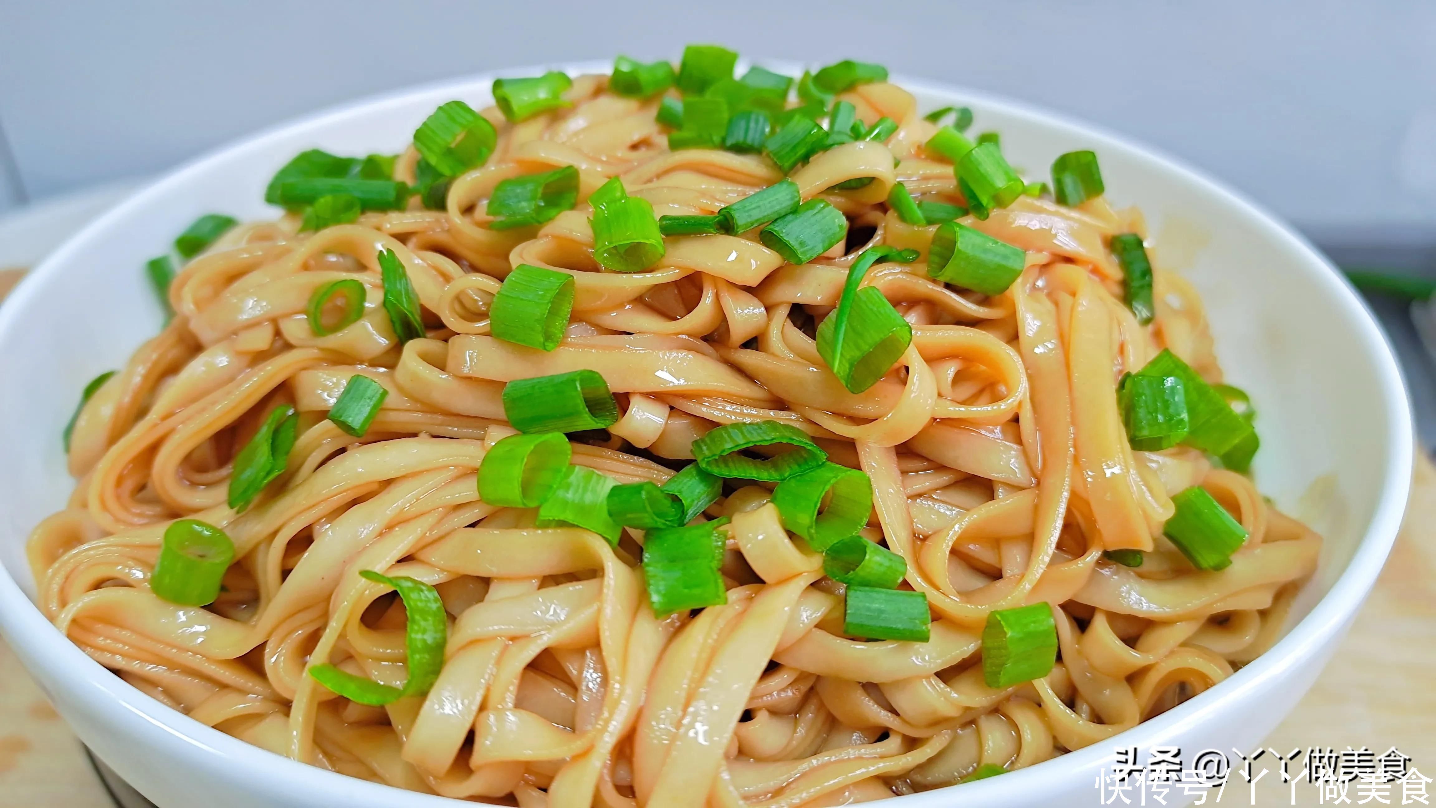 面条别煮着吃了,教你一个做新法,我家一周能吃上7回,比肉都香