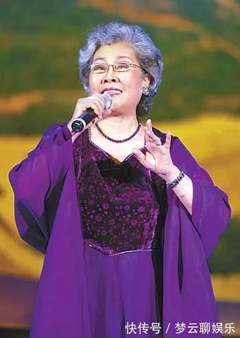 老年人$84岁女歌唱家住进养老院,说不想给儿女添麻烦,网友却议论纷纷