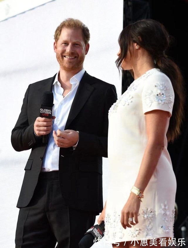 梅根|梅根穿超短白裙秀出漫画腿!扎低马尾显老十岁,窝哈里怀中像大妈