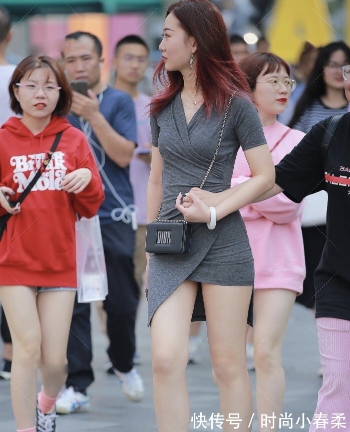 灰色|深灰色连衣裙中间搭配个包包,整体看着又飒又优雅,最近很流行!