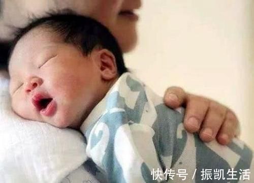 发育|宝宝脊柱发育这几个黄金期,直接影响身高和驼背,许多家长却忽视