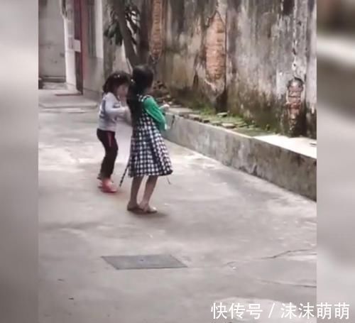 家长|萌娃跟着姐姐跳舞，突然发现没穿裙子，接下来的一幕令人捧腹大笑