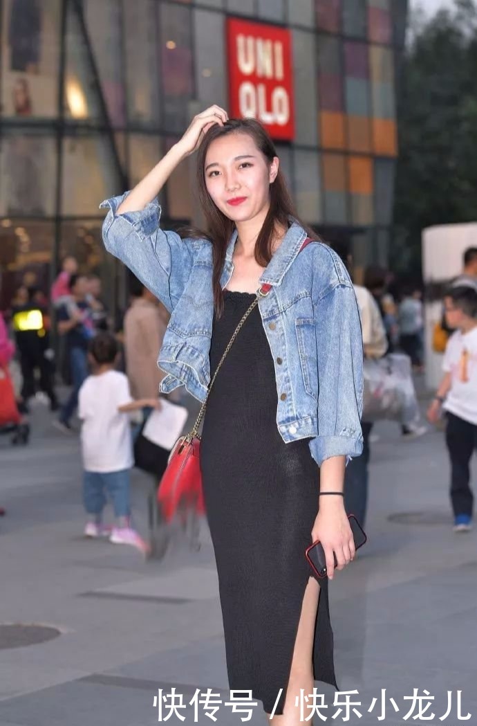 小黑裙搭配牛仔外套,微卷秀发优雅的搭在肩头,潮流不失温度
