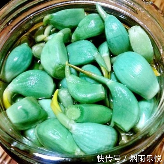 泡腊八蒜,直接加醋就错了,牢记2个关键,12小时就绿,酸辣脆爽