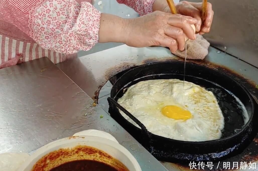 杂粮煎饼|大妈摆摊做鸡蛋饼，配菜只有三样，食客好吃到差点把舌头给吞了