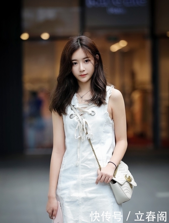 像是|路人街拍小姐姐穿毛边短裙出街,精致的面孔美得像是小仙女