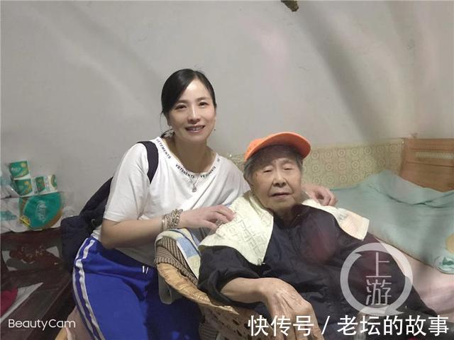 九旬婆婆不孤单,的姐陪她过节包抄手