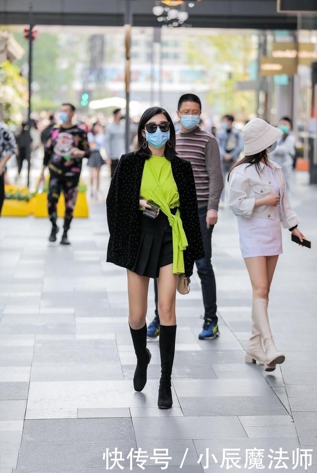 路人街拍，美女穿简单又时尚的黑色连衣裙，非常美