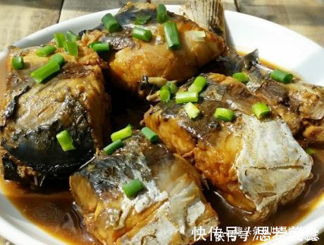 炖鱼时,别放酱油和醋了,大厨分享1招,鱼肉又鲜又嫩,还不腥