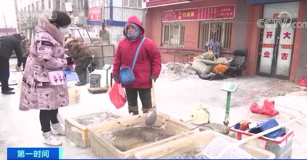 -30℃的东北奇观：活鱼得“煮”着卖！网友：这不太好掌握火候啊→